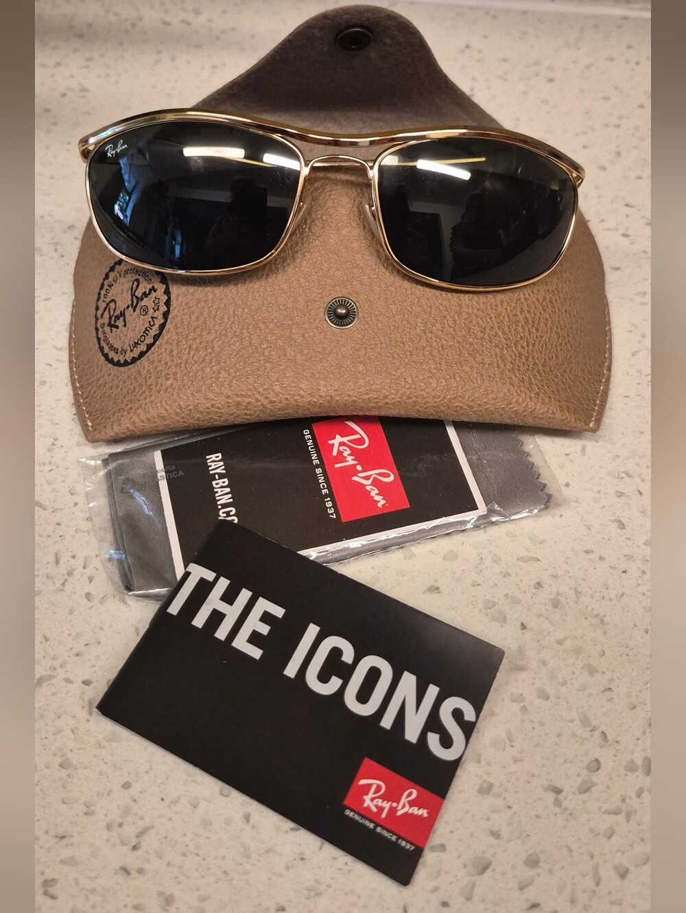 Ray-Ban Classic Gold Frame Sunglasses with Dark Green Lenses